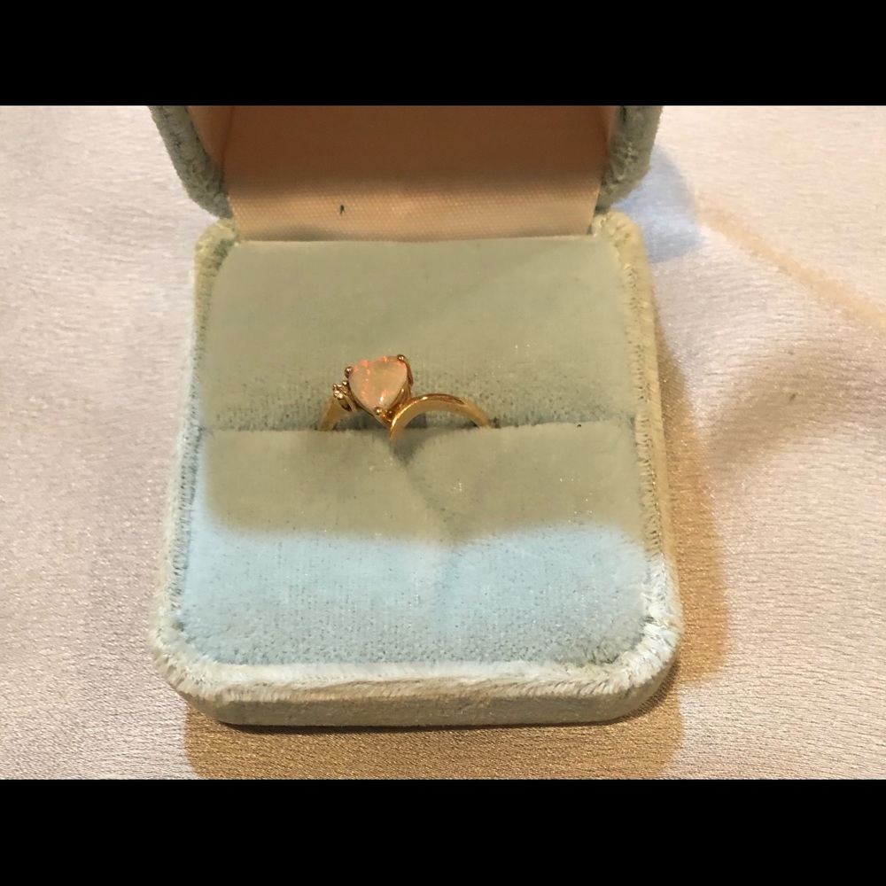 Dainty 14k heart shaped opal ring with natural Diamond. - Picture 4 of 7
